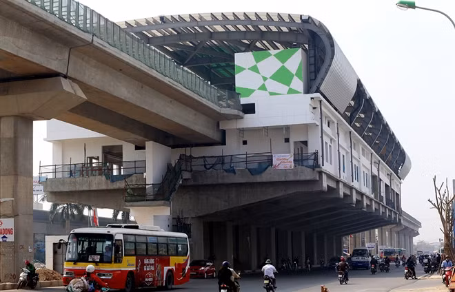 Đến 16/2, hầu hết các nhà ga đã hoàn thiện phần thô và giải phóng mặt bằng phía dưới, trả lại mặt đường cho các phương tiện qua lại. Trên các tuyến đường từ Yên Nghĩa về Cát Linh, phương tiện chạy dưới gầm của nhà ga trên cao.