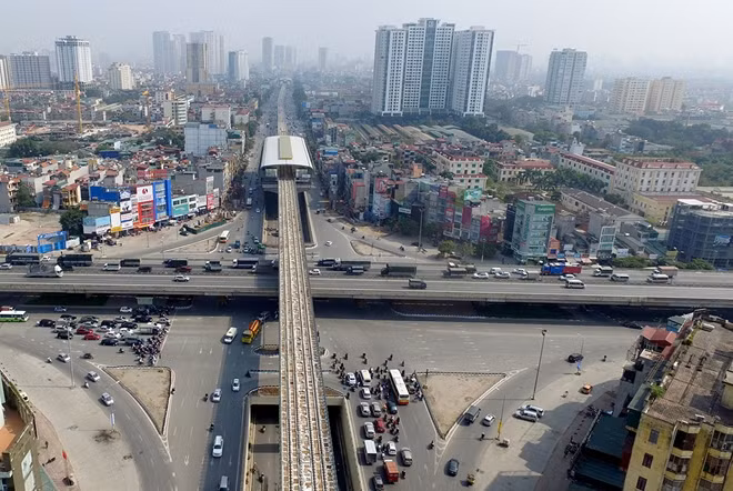 Đường sắt Cát Linh - Hà Đông chạy qua nút giao Nguyễn Trãi hình thành nút giao 4 tầng đầu tiên ở Thủ đô gồm: đường sắt, cầu cạn, đường bộ và hầm chui. Tại đây, ga đường sắt Vành đai 3 đã hoàn thiện 80%.