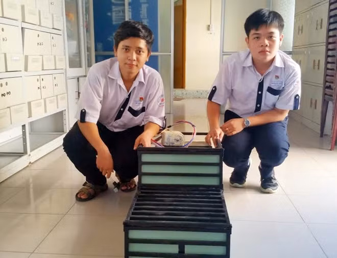Hùng và Thuận (bên phải) cùng sản phẩm “bậc cấp - bục xe tự động”.