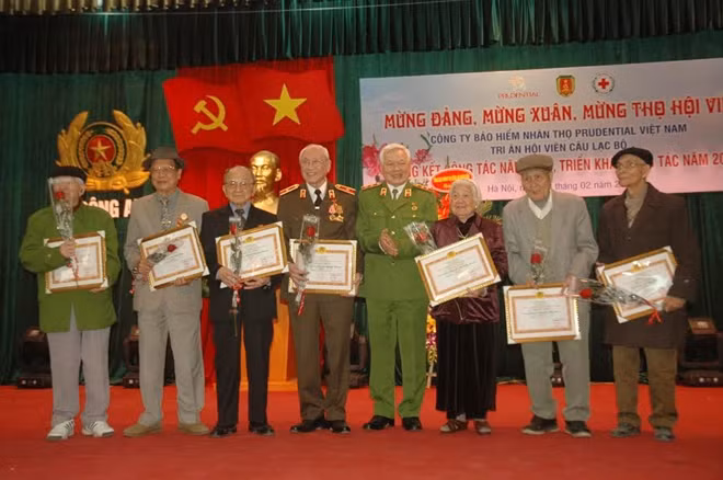Trung tướng Lê Thành trao quà chúc thọ các hội viên ở độ tuổi trên 90