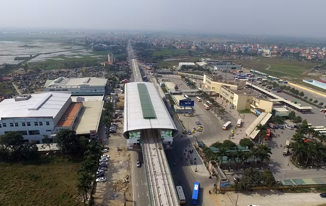 Ga Hà Đông là nhà ga cuối tuyến đường, nằm đối diện bến xe Yên Nghĩa, đã hoàn thiện phần xây dựng cơ bản.