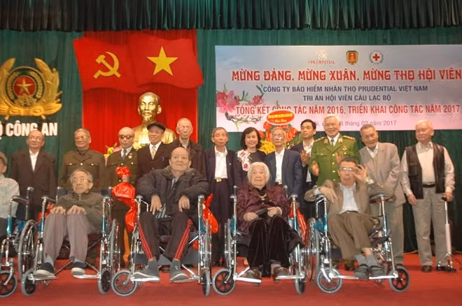 Các hội viên được trao tặng xe lăn