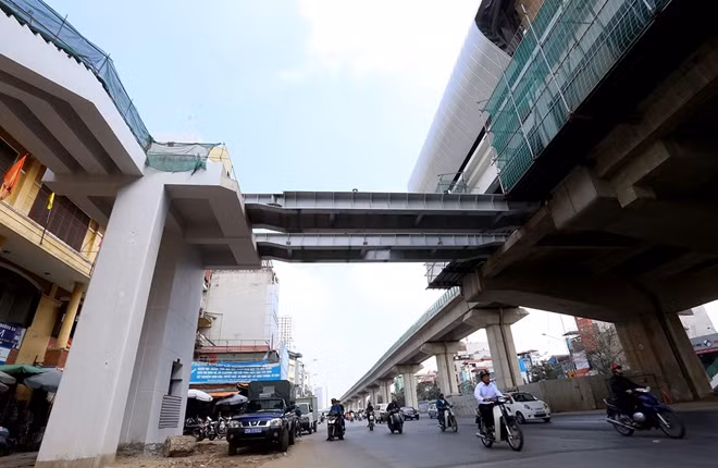 Ga đường sắt đô thị được kết nối bởi hệ thống thang máy và thang bộ.