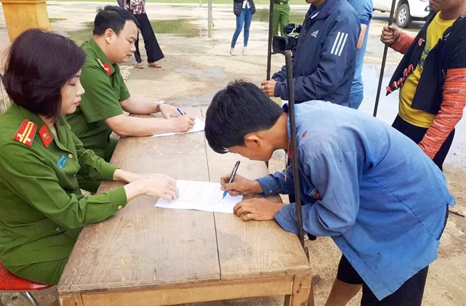 Trung tá Đào Thị Hải Yến và đồng đội đến các xã bản tuyên truyền pháp luật tới người dân.