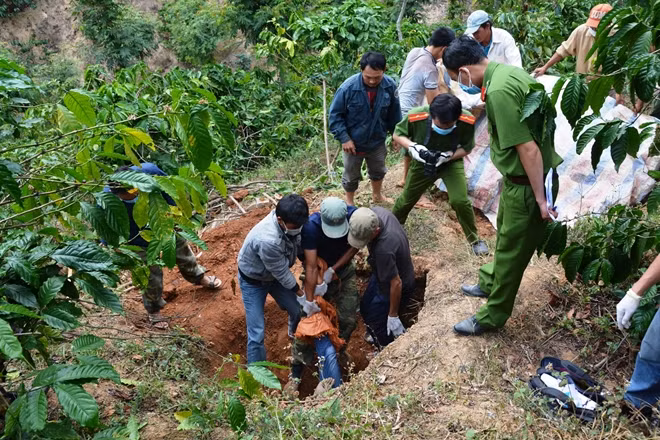 Cơ quan chức năng đang khai quật tử thi để giám định pháp y.