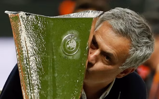 Mourinho và chiếc Cup lớn nhất đang có với Man.Utd.