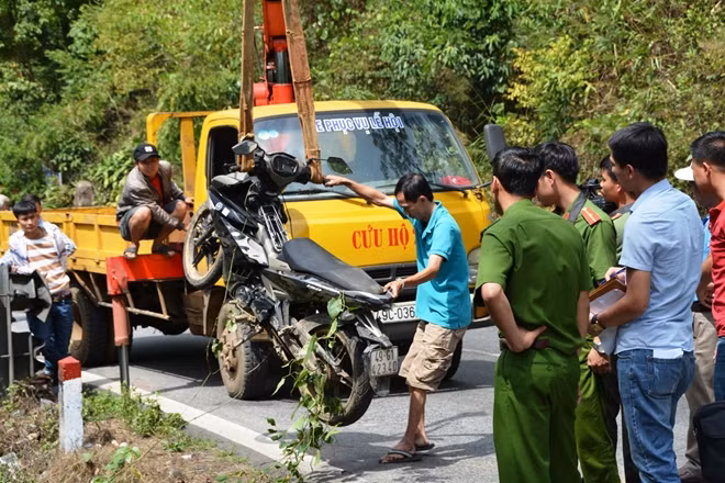 Chiếc xe của nạn nhân bị hung thủ ném xuống vực trên đèo Bảo Lộc.