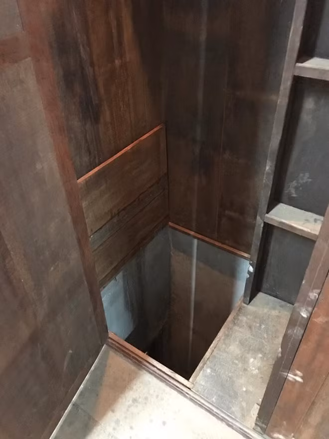Đáy tủ gỗ được thiết kế là một trong những lối thoát hiểm của biệt động thành.