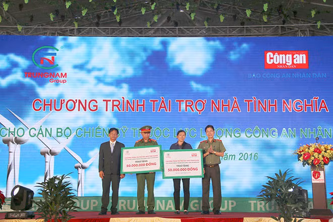 Thiếu tướng Phạm Văn Miên, Tổng Biên tập Báo CAND và đại diện Trungnam Group tặng nhà tình nghĩa cho Thượng úy Mấu Ngọc Thanh và bà Phạm Thị Lụm