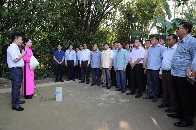 Đoàn nghe giới thiệu về thân thế sự nghiệp Bác Hồ.