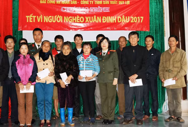 Đoàn công tác trao 200 phần quà trị giá 100 triệu đồng tới tận tay đồng bào nghèo.