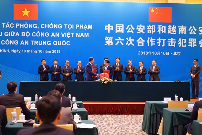 Bộ trưởng Tô Lâm và Bộ trưởng Triệu Khắc Chí ký Bản ghi nhớ về kết quả Hội nghị.