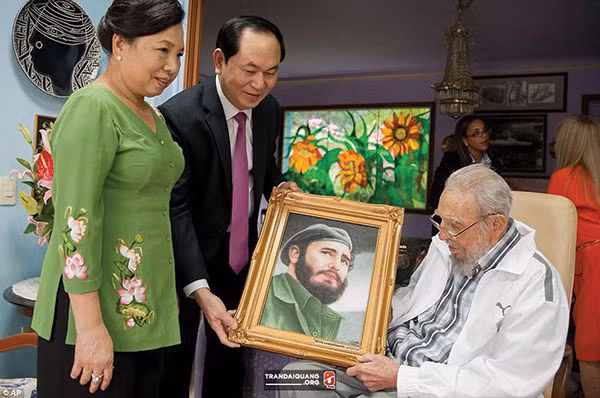 Chủ tịch nước Trần Đại Quang tặng lãnh tụ Fidel bức chân dung bằng đá quý. Chủ tịch nước Trần Đại Quang tặng lãnh tụ Fidel bức chân dung bằng đá quý.