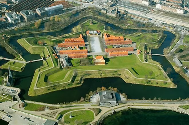 Công sự pháo đài Kastellet ở Copenhagen, nơi làm việc của phần lớn các nhân viên FE. Ảnh nguồn: Danish Air Force Photo Service.