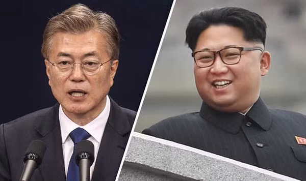 Tổng thống Hàn Quốc Moon Jae-in (trái) và nhà lãnh đạo Triều Tiên Kim Jong-un. (Ảnh minh họa: Daily Express) Tổng thống Hàn Quốc Moon Jae-in (trái) và nhà lãnh đạo Triều Tiên Kim Jong-un. (Ảnh minh họa: Daily Express)