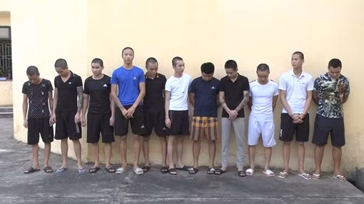 Bắt tạm giam 11 đối tượng dùng hung khí nguy hiểm gây rối TTCC 