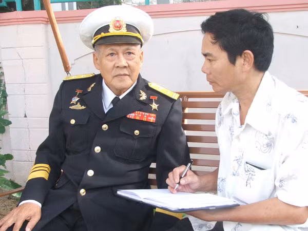 Trung tá Hồ Đắc Thạnh - Anh hùng lực lượng vũ trang kể chuyện với tác giả về những chuyến tàu không số vào bến Vũng Rô.