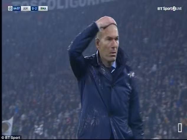 HLV Zinedine Zidane cũng bị bất ngờ trước siêu phẩm của người học trò. Ảnh: BT. HLV Zinedine Zidane cũng bị bất ngờ trước siêu phẩm của người học trò. Ảnh: BT.