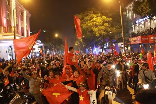 Những CĐV tại Thủ đô cũng như hàng chục triệu đồng bào cả nước đang trong những thời khắc hạnh phúc nhất cùng với chiến thắng của bóng đá nước nhà.