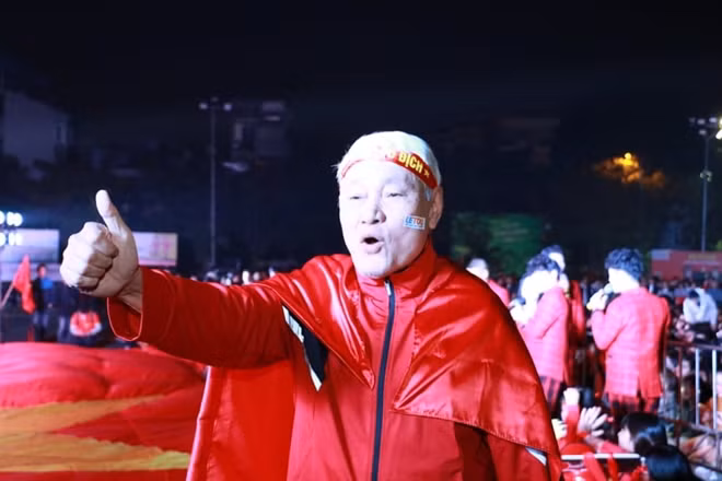 Khi tình yêu bóng đá không phân biệt tuổi tác. Ảnh: Ngọc Trần.