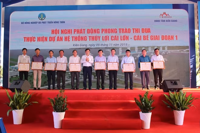 Thứ trưởng Bộ NN&PTNT Nguyễn Hoàng Hiệp trao bằng khen của Bộ NN&PTNT cho các cá nhân.