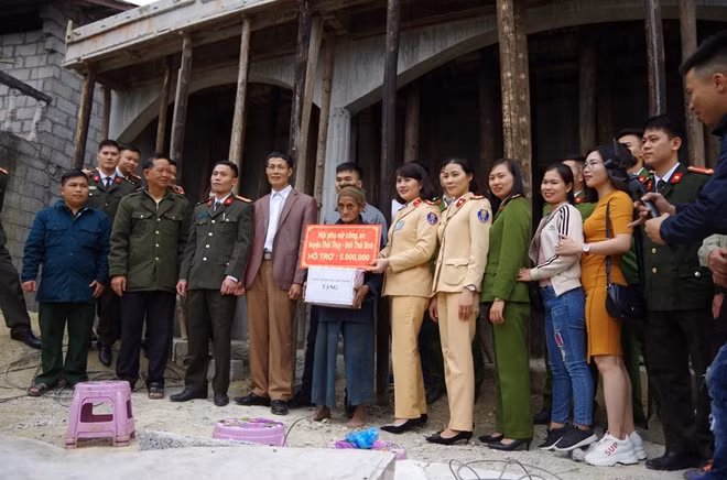 CCB Cháng Sính Giàng được tặng tiền hỗ trợ xây nhà bê tông kiên cố .