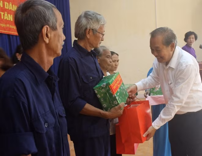Phó Thủ tướng Thường trực Trương Hòa Bình trao quà cho các hộ gia đình tiêu biểu.