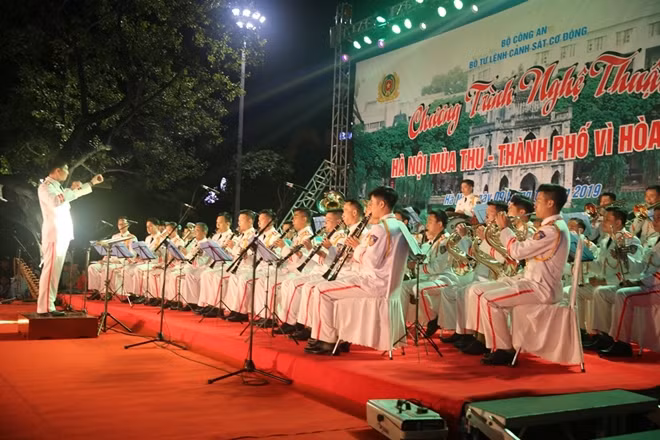 Các nghệ sĩ Đoàn Nghi lễ CAND biểu diễn phục vụ nhân dân tối ngày 11-9.