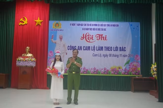Đ/c Đại tá Đào Trọng Tiến - Trưởng Công an huyện, Trưởng Ban Tổ chức Hội thi trao giải Nhất phần thi “Kể chuyện về Bác Hồ” cho em Tống Thị Thanh Hiền, thành viên đội thi Đoàn trường Trung học phổ thong Cam Lộ.