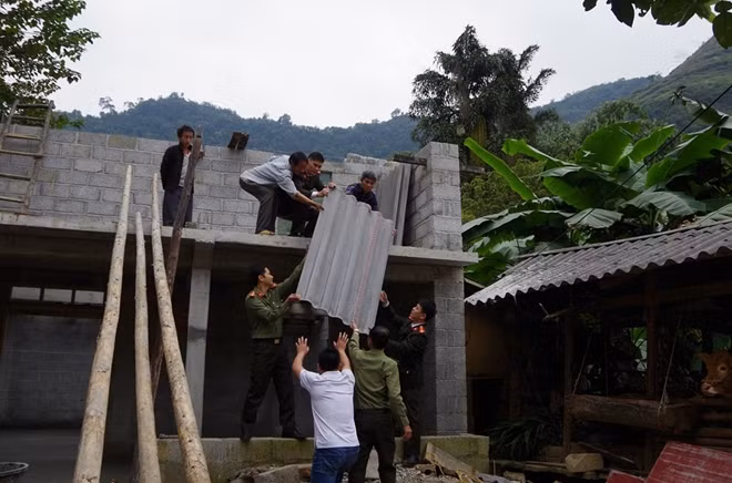 Cán bộ Công an tỉnh Hà Giang giúp CCB xây nhà bê tông kiên cố.