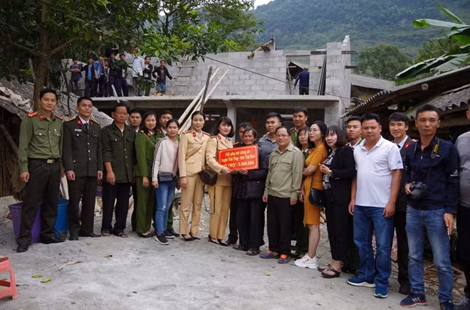 Các đơn vị trao tiền hỗ trợ cho CCB Mua Mí Tỏa.