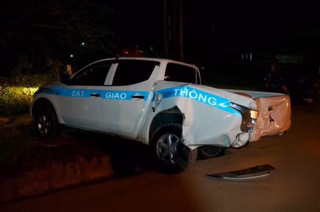 Xe chuyên dụng của lực lượng CSGT hư hỏng nặng phần đuôi.