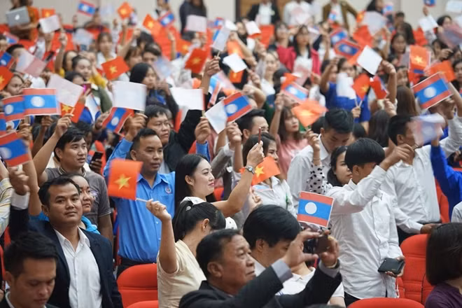 Không khí thắm tình hữu nghị Việt Nam - Lào tại cuộc thi.