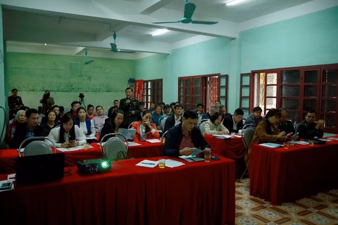 Cán bộ và nhân dân thị trấn Mường Khương được tuyên truyền về phòng, chống tiền giả