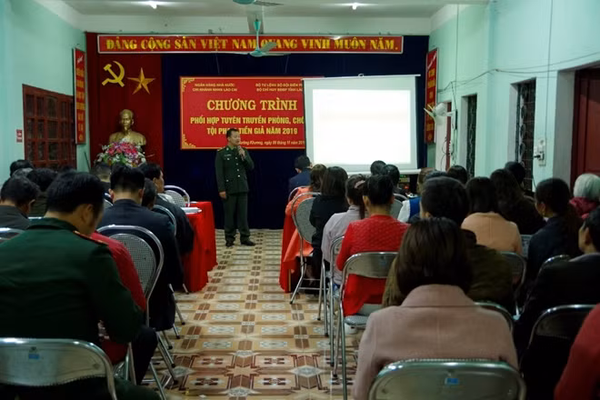 Cán bộ biên phòng tuyền truyền cho nhân dân cách nhan biet tiền giả, tiền thật và cách phòng ngừa.