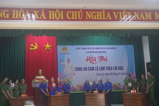 Các đội thi giơ biển trả lời đáp án câu hỏi của Ban Tổ chức.