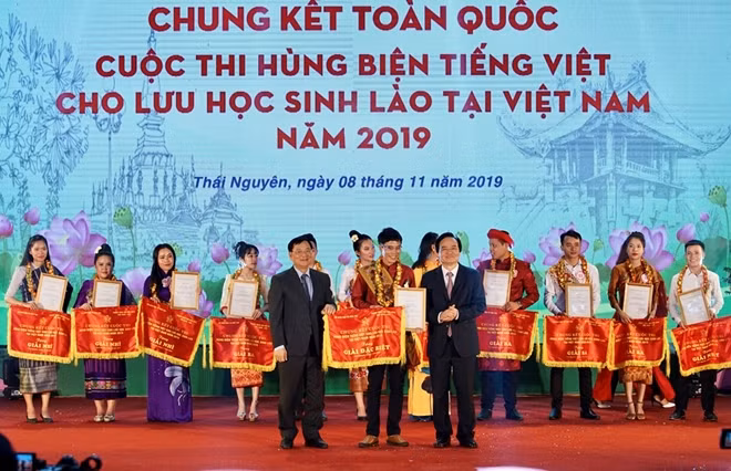 Bộ trưởng Phùng Xuân Nhạ và Chủ tịch Trung ương Hội Hữu nghị Việt Nam – Lào Trần Văn Túy trao giải đặc biệt cho đội thi Trường Đại học Sư phạm - Đại học Thái Nguyên.