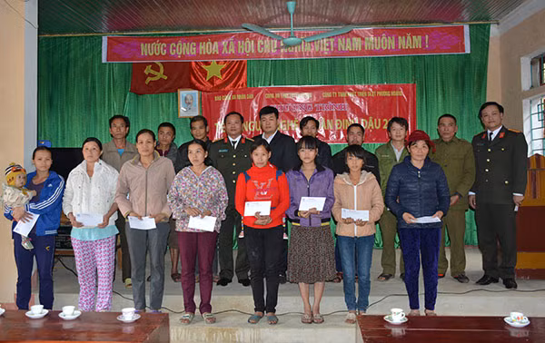 Báo CAND trao quà Tết do Công ty Phượng Hoàng tài trợ cho các hộ nghèo xã Đông Thọ, huyện Sơn Dương.
