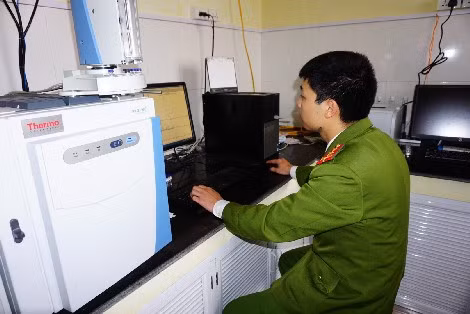 Đại úy Trương Quang Vinh đang làm xét nghiệm.