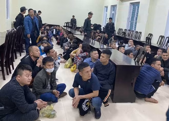 Các đối tượng đang bị tạm giữ.