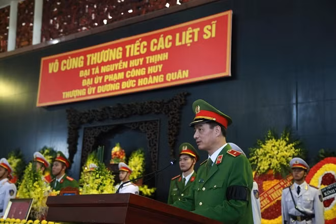 Đồng chí Thiếu tướng Nguyễn Duy Ngọc, Thứ trưởng Bộ Công an đọc điếu văn tại lễ truy điệu 3 liệt sỹ CAND.