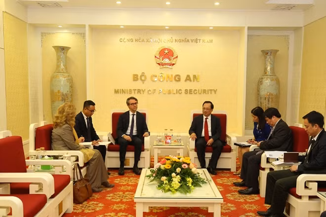 Thứ trưởng Nguyễn Văn Thành và Đại sứ, Trưởng Phái đoàn EU tại Việt Nam Pier Giorgio Aliberti tại buổi tiếp.