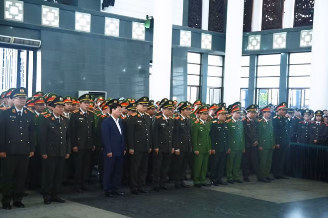Dự Lễ Truy điệu có Đại tướng Tô Lâm, Uỷ viên Bộ Chính trị, Bí thư Đảng uỷ Công an Trung ương; Thượng tướng Nguyễn Phương Nam, Ủy viên Trung ương Đảng, Uỷ viên Quân uỷ Trung ương, Phó Chủ nhiệm Tổng cục Chính trị Quân đội nhân dân Việt Nam; các đồng chí trong Đảng uỷ Công an Trung ương, lãnh đạo Bộ Công an...