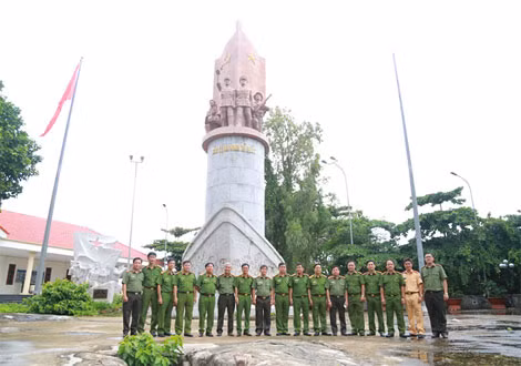 Đại diện lãnh đạo các đơn vị chụp ảnh lưu niệm tại Khu di tích Hòn Đá Bạc. Đại diện lãnh đạo các đơn vị chụp ảnh lưu niệm tại Khu di tích Hòn Đá Bạc.