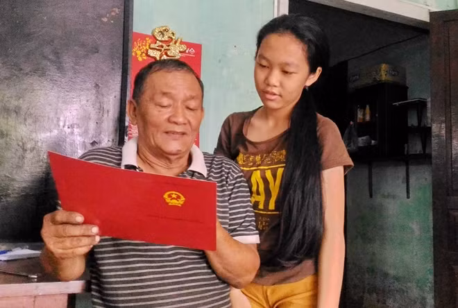 Ông Mai tự hào khi kể với cháu ngoại về hành trình trở thành cử nhân Luật của ông.