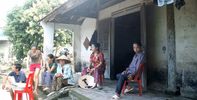 Những người đồng cảnh ngộ đến an ủi chị Tuyết và đứa con trai tật nguyền.