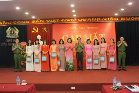 Lãnh đạo Công an quận Hoàng Mai tặng quà chúc mừng các chị em Hội phụ nữ có thành tích xuất sắc trong công tác Hội.