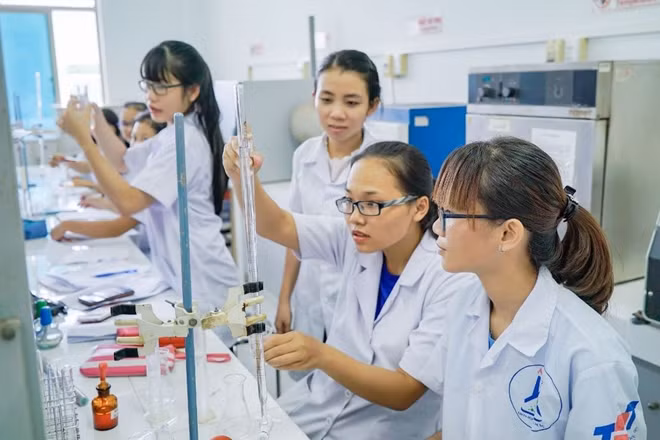 Sinh viên Trường Đại học Tôn Đức Thắng luôn được tăng cường kỹ năng thực hành với trang thiết bị khoa học hiện đại .