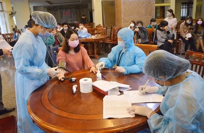 Nhân viên y tế khám sàng lọc cho những người đủ thời gian cách ly 14 ngày