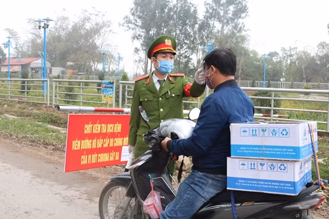 Chốt kiểm tra dịch bệnh Covid-19 tại huyện Bình Xuyên, Vĩnh Phúc.